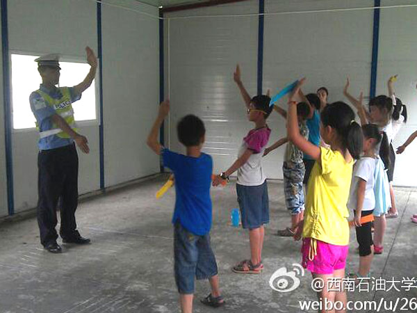 7��24��������ʯ�ʹ�W(xu��)У��ӛ�߈F(tu��n)���Ű�֧��־Ը꠽o���ӂ�������һ�ò�һ�ӵ��I(y��)�w��n�����а������t(y��)�����ώ����������ƌW(xu��)������ώ���N�I(y��)��꠆T��ϣ�������ӂ��ڸ����I(y��)�ώ�ָ��(d��o)�£��܌�δ����������Mϣ�����D�顰���������ڽ̌�(d��o)���ӂ���ָͨ�]�Ļ��A(ch��)�ք���