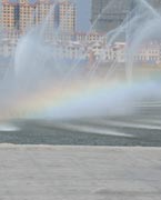 晉陽湖噴泉
　　晉陽湖公園是城市綜合型生態(tài)濱水公園，其景觀工程分為10大區(qū)域，有生態(tài)自然游覽區(qū)、僑鄉(xiāng)文化廣場區(qū)、古厝文化體驗(yàn)區(qū)、濕地生態(tài)科普區(qū)、城市文化廣場區(qū)、生態(tài)島休閑區(qū)、山林沙地游玩區(qū)和水上活動區(qū)。 