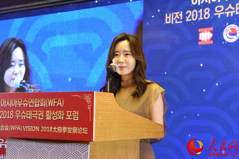 人民網(wǎng)韓國(guó)公司總經(jīng)理周玉波出席論壇並致辭。裴埈基攝