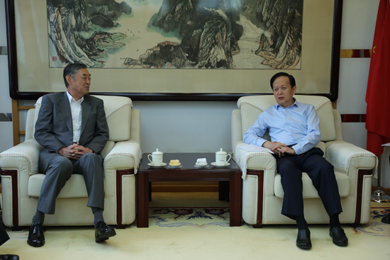 李寶善社長(zhǎng)會(huì)見(jiàn)日本駐華大使橫井裕。（攝影：李國(guó)良）