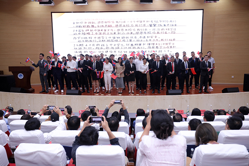 7月31日，昆明鐵道職業(yè)技術(shù)學(xué)院舉行援老撾鐵道職業(yè)技術(shù)學(xué)院項(xiàng)目教育能力建設(shè)教師培養(yǎng)班結(jié)業(yè)典禮。 昆明鐵道職業(yè)技術(shù)學(xué)院供圖