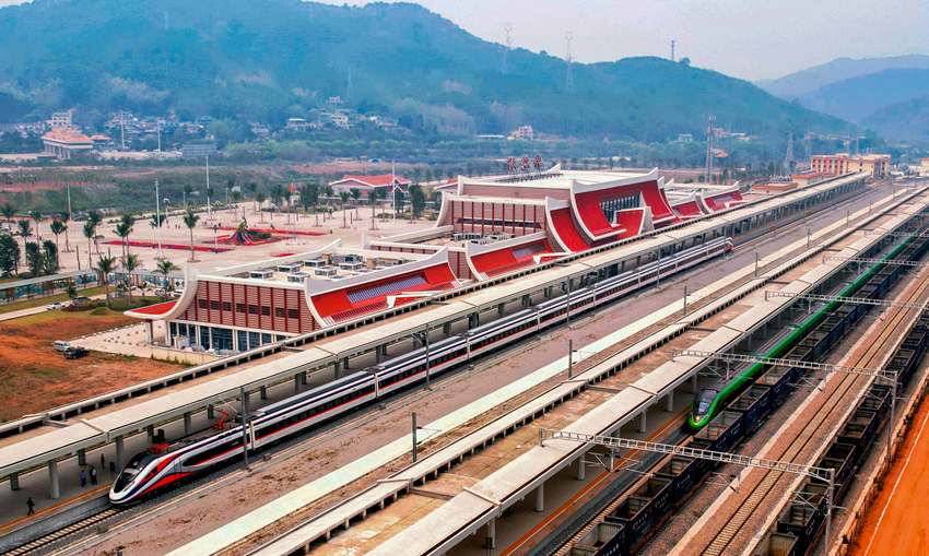 對(duì)向行駛的國際客運(yùn)列車“復(fù)興號(hào)”和“瀾滄號(hào)”在磨憨站交匯。楊紫軒攝