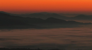 云南南華：冬日日出“撞”云海