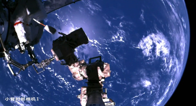 蒼穹之上,航天員與機(jī)械臂共探宇宙