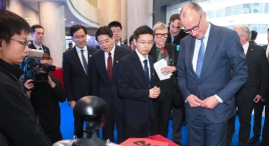 德國(guó)總理默茨在華參訪德中兩國(guó)企業(yè)