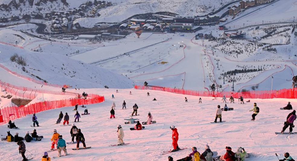 新疆阿勒泰滑雪場(chǎng)熱度不減